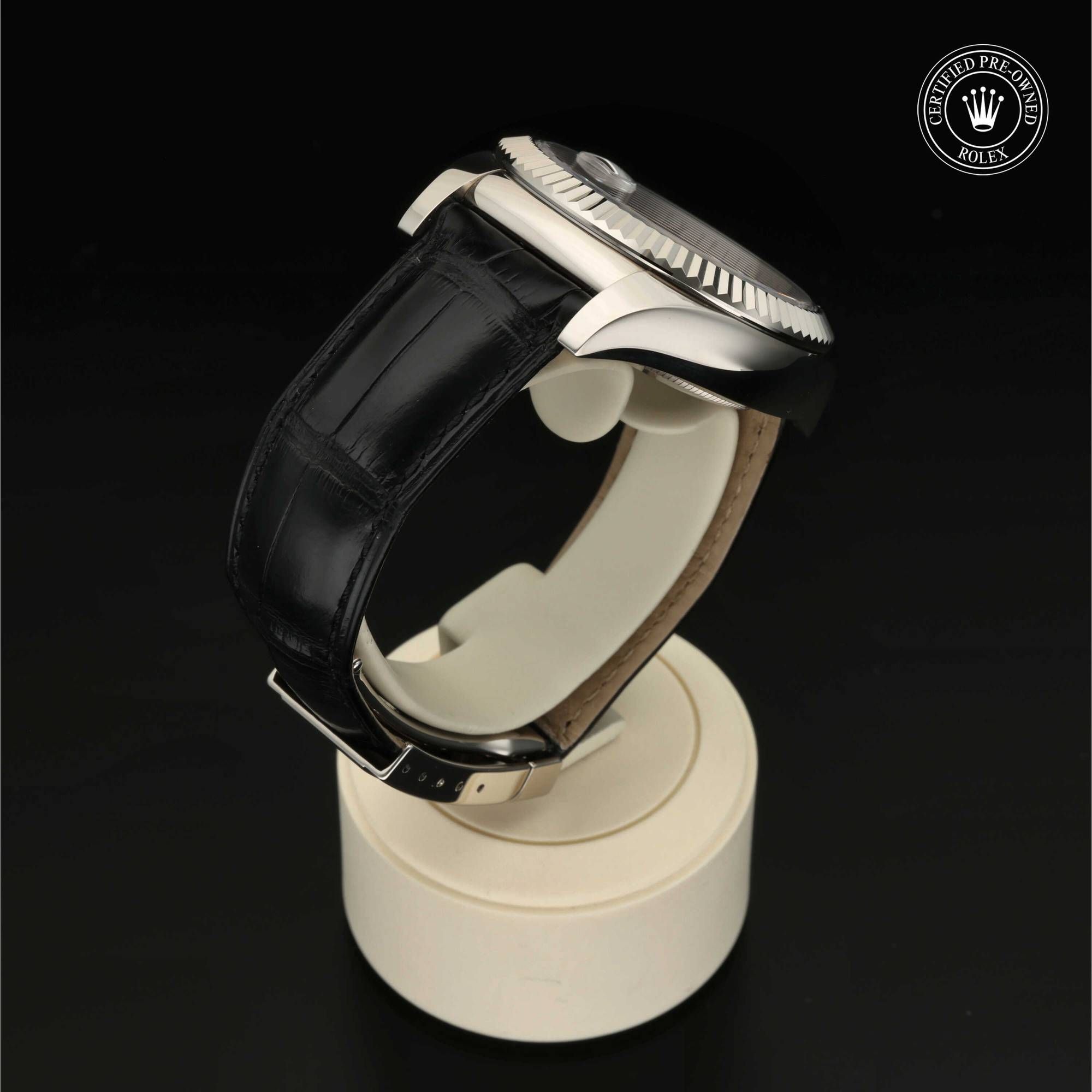 Rolex Certified Pre-Owned Oyster Perpetual Sky-Dweller aus 2014 in 42 mm aus 18 Karat Weißgold