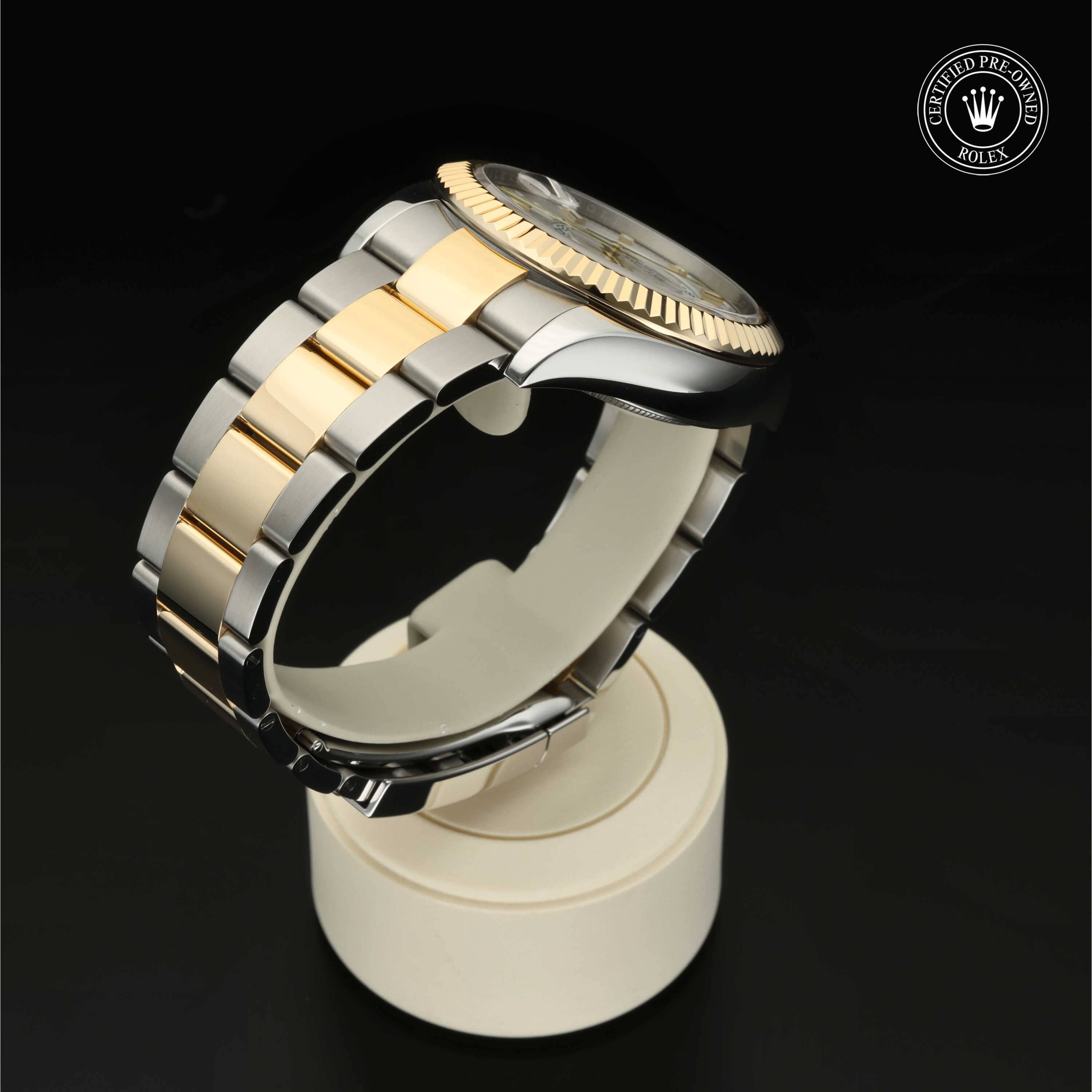 Rolex Certified Pre-Owned Oyster Perpetual Sky-Dweller aus 2019 in 42 mm aus Rolesor 18 Karat Gelb