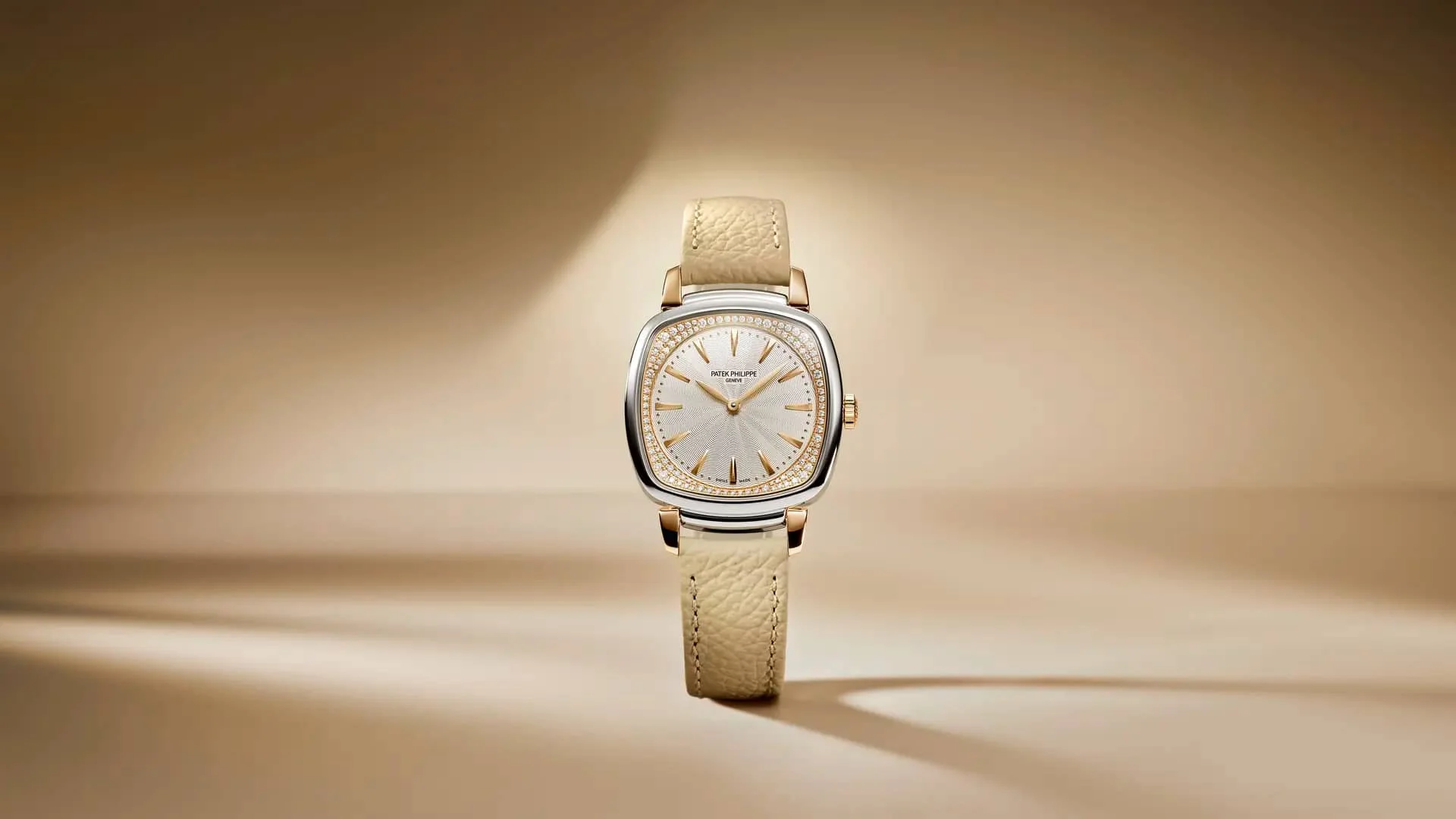 Patek Philippe Gondolo Ladies First 7043GR-001 mit silbernem Zifferblatt und beigem Armband