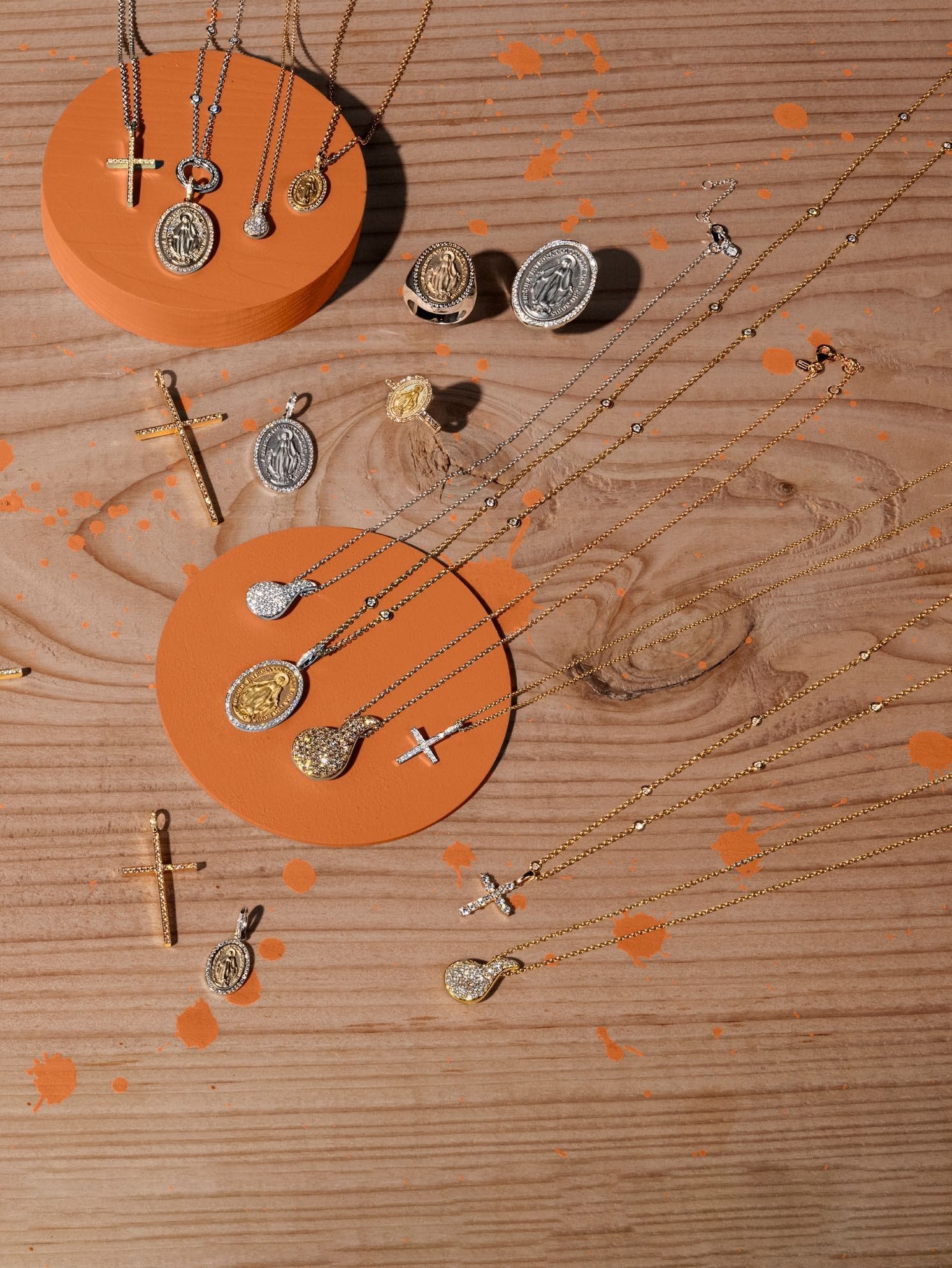 Gadebusch Juwelen auf Holz mit orangefarbenen Scheiben