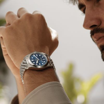 Entdecken Sie die Black Bay One 39 mit einem satinierten und polierten Edelstahlgehäuse von 39 mm. #TudorWatch #BornToDare #BlackBayOne #TudorBoutiqueKöln 

@tudorwatch