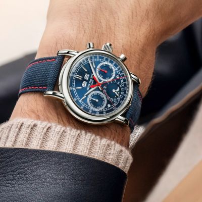 Eine Ikone der Haute Horlogerie – sportlich interpretiert. ✨⌚
Die @patekphilippe  Split-Seconds Chronograph mit Ewigen Kalender vereint höchste Uhrmacherkunst mit markanter Eleganz.
Das vollständig polierte Weißgoldgehäuse harmoniert perfekt mit dem nachtblauen Sunburst-Zifferblatt und dem sportlichen Composite-Armband mit roten Kontrastnähten. 
Mondphasen, Tachymeterskala und die charakteristische Doppelfensteranzeige machen diesen Zeitmesser zu einem Meisterwerk technischer Präzision und zeitlosen Designs.
#PatekPhilippe #PatekTime #GrandComplications #JuwelierGadebusch #köln