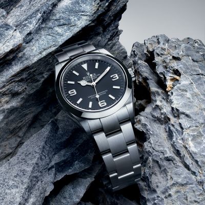 Der Ruf der Gipfel. Mit ihrem Durchmesser von 36 mm erinnert die @rolex  Explorer an die Größe des Originalmodells von 1953, das nach der erfolgreichen Erstbesteigung des Mount Everest vorgestellt wurde. Gefertigt aus Edelstahl Oystersteel und ausgestattet mit dem Kaliber 3230, wurde sie konzipiert, um auch den extremsten Bedingungen bei Abenteuern und beim Erklimmen neuer Gipfel standzuhalten. #Rolex #Explorer #OfficialRolexRetailer #JuwelierGadebusch #köln