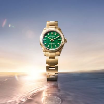 Neuartig und charmant: Die neue @rolex  Oyster Perpetual 28 in 18 Karat Gelbgold – eine Premiere bei diesem Modell – würdigt die reiche Geschichte der Oyster mit einem lackierten Zifferblatt in Green stone und Indizes aus Naturstein. 
#Rolex #OysterPerpetual #WatchesAndWonders2026 #JuwelierGadebusch #köln