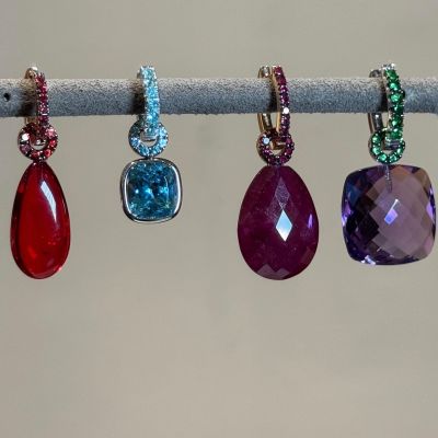 Ein Spiel aus Farbe, Licht und Eleganz 💎 Die Colours Kollektion von Gadebusch Juwelen steht für feine Handwerkskunst, edles Design und den Mut, Akzente zu setzen.🧡
Das Besondere: Die farbigen Steine lassen sich beliebig austauschen.
Inspiriert von klassischer Schmucktradition entstehen Stücke, die Wandelbarkeit zelebrieren – für individuelle Akzente und immer neue Facetten des persönlichen Stils.✨ #TraditionellAnders #GadebuschJuwelen #ColoursChangeKollektion #JuwelierGadebusch #Köln