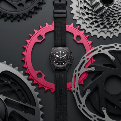 Konzipiert für Performance, verfügt die Pelagos FXD Chrono über ein 43-mm-Gehäuse in schwarzem Carbon von @tudorwatch  mit einer speziell für den Radsport entwickelten Tachymeterskala.#TudorWatch #BornToDare #TudorBoutiqueKöln