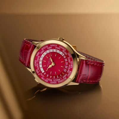 Die neue Referenz 7129J von @patekphilippe  bringt die legendäre World Time in einer flamboyanten Neuinterpretation auf den Punkt: 36 mm Gelbgold, kombiniert mit einem intensiv karminroten Zifferblatt – ein Design, das sofort ins Auge fällt.
Inspiriert vom World-Time-System von Louis Cottier aus den 1930er-Jahren, verbindet diese Uhr Tradition mit technischer Raffinesse. Guillochiertes Zentrum im Flechtmuster, goldene Appliken und ein glänzendes Alligatorlederband in Karminrot machen sie zu einem echten Statement.
#PatekTime #PatekPhilippe #Complications #JuwelierGadebusch #köln