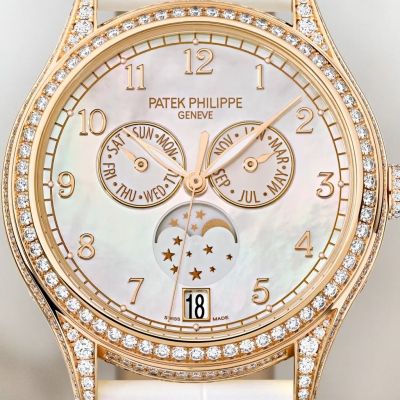 ✨ Zeitlose Eleganz trifft feminine Raffinesse ✨
Der Jahreskalender mit Mondphase aus dem Hause @patekphilippe  ist mehr als eine Uhr – er ist ein Statement.
Zart schimmerndes weißes Bali-Perlmutt, aufgesetzte Goldziffern und ein warmes Roségoldgehäuse, funkelnd besetzt mit 347 Diamanten, vereinen sich zu purer Luxuspoesie am Handgelenk.
Der patentierte Jahreskalender denkt mit, die Mondphase träumt mit – und Sie genießen zeitlose Schönheit, die nur einmal im Jahr korrigiert werden muss. Abgerundet wird dieses Meisterwerk durch ein handgenähtes perlweißes Alligatorband und diamantbesetzte Details bis in die Schließe.
Für Frauen, die Präzision lieben. Für Momente, die bleiben. 🤍
#PatekPhilippe #PatekTime #Complications #JuwelierGadebusch #köln