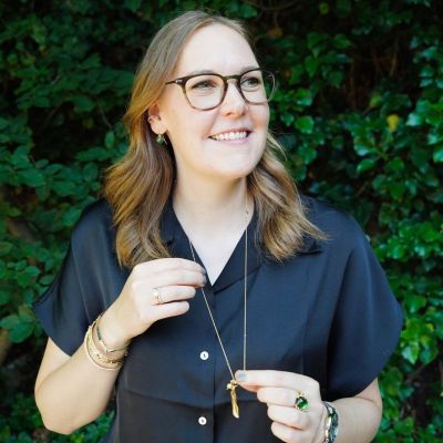 Die grünen Akzente der @olelynggaardcopenhagen Schmuckstücke wirken wie eine Hommage an die Schönheit der Natur. 
Organische Formen, feine Handwerkskunst und leuchtende Grüntöne verleihen jedem Look eine besondere Leichtigkeit und Eleganz. 

#OleLynggaard #JuwelierGadebusch #Köln
