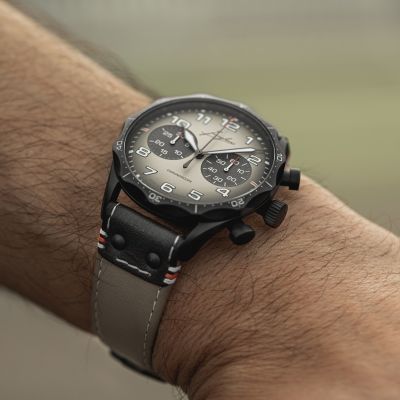 Ein Zeitmesser, der die Weite der Wüste am Handgelenk spürbar macht. ✨

Die Meister Pilot Chronoscope Desert von @junghansgermany  erinnert mit ihrem warmen Farbton an majestätische Sanddünen und verbindet markantes Pilotendesign mit höchster Funktionalität. Leuchtzahlen und -zeiger sowie das beidseitig entspiegelte Saphirglas sorgen dabei für optimale Ablesbarkeit – bei Tag und Nacht, in der Wüste ebenso wie in der Stadt.

Ein ausdrucksstarker Begleiter für jedes Abenteuer.⌚️
#Junghans #JuwelierGadebusch #Köln