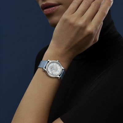 ✨ Little Diamonds Do Great Things. ✨

33 mm pure Eleganz: Die @chopard  Happy Sport aus Lucent Steel™ verbindet funkelnde Diamanten mit leuchtendem Aquamarin und einem präzisen mechanischen Automatikwerk.

Seit 1993 tanzen die ikonischen, frei beweglichen Edelsteine zwischen zwei Saphirglasscheiben – verspielt, feminin und voller Lebensfreude. 💎

Ein zeitloses Statement für alle, die Luxus mit Leichtigkeit tragen. #Chopard #HappySport #JuwelierGadebusch #Köln