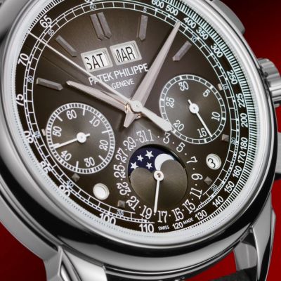 Zeitlose Komplexität in ihrer elegantesten Form.
Mit der Referenz 5270P präsentiert @patekphilippe eine Neuinterpretation ihres ikonischen Chronographen mit ewigem Kalender. Das vollständig polierte Platingehäuse mit konkaver Lünette trifft auf ein sonnengeschliffenes, anthrazitgraues Zifferblatt mit schwarzem Verlauf – sportlich, tiefgründig und außergewöhnlich präzise ablesbar.
Im Inneren arbeitet das Handaufzugskaliber CH 29-535 PS Q – ein Meisterwerk der Haute Horlogerie mit sechs patentierten Chronographen-Innovationen. Anzeigen für Wochentag, Monat, Schaltjahr und Tag/Nacht sowie das Zeigerdatum vollenden diese technische Ikone.
Ein Zeitmesser für höchste Ansprüche – kompromisslos in Ästhetik und Mechanik.
#PatekTime #PatekPhilippe #GrandComplications #JuwelierGadebusch #köln