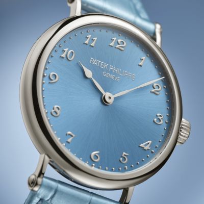 Zeitlose Eleganz in eisblauem Glanz. 
Die @patekphilippe  Calatrava verkörpert feminine Raffinesse und vereint klassische Ästhetik mit feinster Uhrmacherkunst.
Ihr poliertes Weißgoldgehäuse im Officer-Stil umrahmt ein faszinierendes eisblaues Sonnenschliff-Zifferblatt, veredelt durch applizierte Breguet-Ziffern und elegante Weißgoldzeiger.
Das perlmuttartig schimmernde eisblaue Alligatorlederarmband vollendet den harmonischen Look – frisch, feminin und außergewöhnlich zeitlos.
Ein Meisterwerk der Haute Horlogerie, das Design, Präzision und zeitlose Schönheit vereint. 
#PatekPhilippe #PatekTime #Calatrava #JuwelierGadebusch #köln
