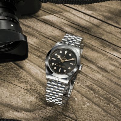 Erleben Sie die Black Bay One 39 von @tudorwatch : satiniertes und poliertes Edelstahlgehäuse von 39 mm für zeitlosen Sportstil.#TudorWatch #BornToDare #TudorBoutiqueKöln