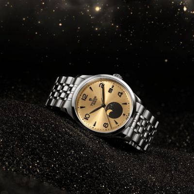 Entdecken Sie die @tudorwatch  1926 Luna mit einem champagnerfarbenen Zifferblatt im Sonnenschliff, einer Mondphasen-Komplikation und einem polierten 39-mm-Edelstahlgehäuse.#TudorWatch #BornToDare #TudorBoutiqueKöln