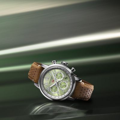 Seit über drei Jahrzehnten verbindet @chopard  und die legendäre 1000 Miglia eine tiefe Partnerschaft – gefeiert mit dem neuen Mille Miglia Chronographen. Inspiriert vom Geist des klassischen Motorsports, vereint diese Uhr technische Präzision, sportliche Eleganz und pure Emotion. 🏎
Das „Verde Chiaro“ grüne Zifferblatt mit kreisförmiger Satinierung und leuchtenden arabischen Ziffern bringt italienisches Rennfeeling ans Handgelenk. Im Inneren schlägt ein zertifiziertes Chronometerwerk mit Automatikaufzug, 54 Stunden Gangreserve und Stoppsekunde – zuverlässig, präzise und voller Charakter. 💚
Ob für Sie oder Ihn – ein Zeitmesser für echte Liebhaber von Geschwindigkeit, Stil und mechanischer Finesse. 
#Chopard #MilleMiglia #JuwelierGadebusch #köln