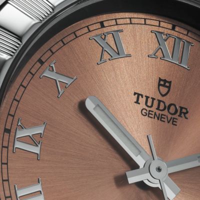 Sport-Chic und Präzision vereinen sich bei der @tudorwatch  Royal, deren 28-mm-Edelstahlgehäuse bis 100 m wasserdicht und vielseitig im Alltag einsetzbar ist.#TudorWatch #BornToDare #TudorBoutiqueKöln