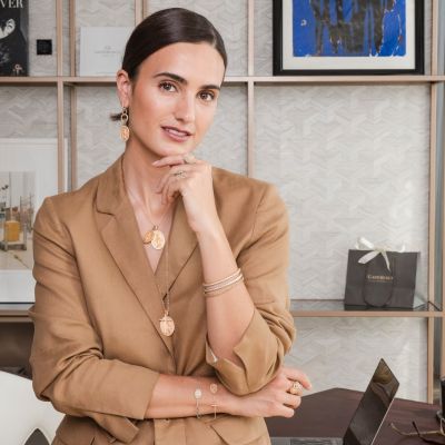 ✨ Business trifft auf Kölner Eleganz ✨
Unser Model trägt Schmuck aus unseren hauseigenen Gadebusch Juwelen Kollektionen Heilige Ursula und Infinity – die perfekte Ergänzung für ein stilvolles Business-Outfit.
Die feinen Designs setzen im Arbeitsalltag ein elegantes Statement und verbinden zeitlose Ästhetik mit einer besonderen Hommage an unsere Stadt Köln. So wird jedes Outfit nicht nur professionell, sondern auch persönlich und ausdrucksstark.
Ob im Meeting, im Büro oder beim Business-Lunch – mit diesen Schmuckstücken tragen Sie ein Stück Köln immer bei sich. ✨
#GadebuschJuwelen #HeiligeUrsula #Infinity #JuwelierGadebusch #köln