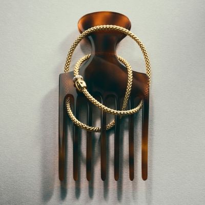 Ein Schmuckstück, das Flexibilität und zeitlose Eleganz vereint. ✨

Die Flex’it Kette von @fope1929  aus 18 KT. Gold mit dekorativem Druckverschluss, veredelt mit einem weißen Diamanten und einem Rondell im Diamantpavé.

Italienische Goldschmiedekunst, die sich mühelos anpasst und jeden Look stilvoll ergänzt. #FOPE #PrimaKollektion #JuwelierGadebusch #Köln