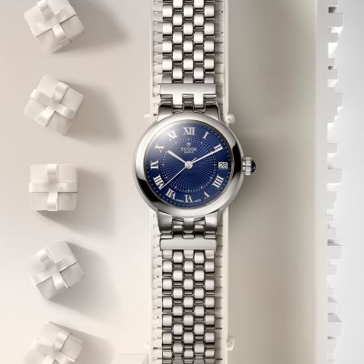 Ein wenig Raffinesse, um Ihr Handgelenk für festliche Anlässe zu schmücken: die @tudorwatch  Clair de Rose, eine elegante Uhr, die in jeder Situation glänzt.  #TudorWatch #BornToDare #TudorBoutiqueKöln