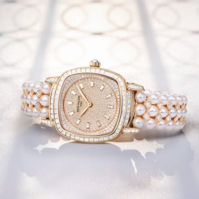 Eleganz, die jedes Detail zum Strahlen bringt. 
Die @patekphilippe Gondolo Haute Joaillerie verbindet funkelnde Diamanten mit dem zarten Glanz von Akoya-Perlen. Das kissenförmige Gehäuse aus Roségold verleiht der Uhr eine feminine, zeitlose Silhouette, während das mechanische Handaufzugswerk durch den Saphirglasboden sichtbar wird.
Ein faszinierendes Zusammenspiel aus kostbarer Juwelierkunst und meisterhafter Uhrmacherei.
 #PatekPhilippe #PatekTime #JuwelierGadebusch #Köln