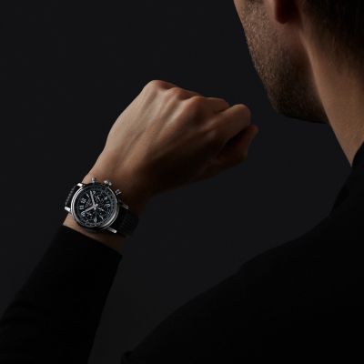 Racing Heritage am Handgelenk. 🏁✨
Der Mille Miglia Classic Chronograph von @chopard  ist eine Hommage an die legendärste Oldtimer-Gleichmäßigkeitsrallye der Welt. Als offizieller Zeitnehmer verbindet Chopard automobile Leidenschaft mit feinster Schweizer Uhrmacherkunst.
Gefertigt aus innovativem Lucent Steel™ und ausgestattet mit einem Chronometer-zertifizierten Automatikwerk, schlägt im Inneren ein präziser „Motor“. Das silberne Zifferblatt erinnert an die Karosserien klassischer Rennwagen, während die eleganten Linien die Dynamik vergangener Jahrzehnte einfangen.
Ein besonderes Detail: Das ikonische Kautschukarmband greift das Dunlop-Reifenprofil der 1960er Jahre auf – sportlich, markant und perfekt anpassbar.
Eine Uhr für alle, die Benzin im Blut und Stil im Herzen tragen. 🏎️
#Chopard #MilleMiglia #JuwelierGadebusch #köln