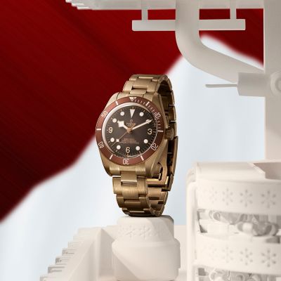 Verschenken Sie Zeit mit der @tudorwatch  Black Bay 58 Bronze – ein elegantes, wertvolles Geschenk, das sicher erfreuen und überraschen wird.  #TudorWatch #BornToDare #TudorBoutiqueKöln