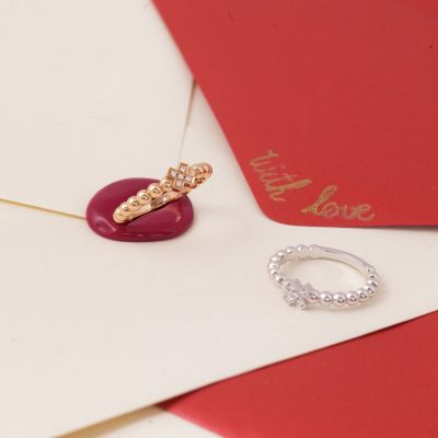 Ein Küsschen, das bleibt 💋
Die JOY Ringe von @bronjewelry  tragen ein zartes „x“ – das Zeichen für einen Kuss. Ein kleines Symbol mit großer Bedeutung.
Zum Valentinstag ist ein Küsschen mehr als ein Geschenk: Es ist Nähe, Liebe und Erinnerung – für immer bei sich getragen. ✨
Unvergänglich eingefasst in funkelnde weiße Diamanten und edles Rosé- oder Weißgold.
Schenken Sie ein Küsschen, das nicht vergeht. 🤍
Ein Ring, der lebenslange Freude schenkt – und immer an einen besonderen Moment erinnert.
#BronJewelry #JoyRings #Küsschen #JuwelierGadebusch #köln