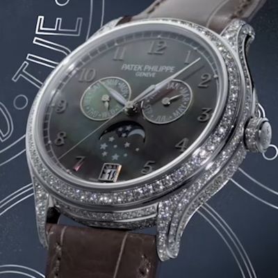 ✨ Mechanische Brillanz trifft feminine Eleganz ✨
Diese Annual Calendar in Weißgold ist ein wahres Juwel der Uhrmacherkunst. Mit 388 strahlenden Diamanten auf Lünette, Gehäuse, Bandanstößen, Krone und Schließe setzt sie ein leuchtendes Statement. Das weiße balinesische Perlmuttzifferblatt mit geschwärzten Weißgold-Ziffern und blattförmigen Zeigern verleiht der Uhr eine edle, fast ätherische Ausstrahlung.

Im Inneren arbeitet das patentierte Jahreskalender-Werk von @patekphilippe , das nur eine einzige Korrektur pro Jahr benötigt – ein Meisterstück technischer Perfektion. Ergänzt wird die Uhr durch ein glänzendes, hellgraues Alligatorlederband mit Weißgold-Dornschließe.

Ein Kunstwerk für Frauen, die Luxus nicht tragen, sondern leben. 💎✨
#PatekPhilippe #PatekTime #Complications #JuwelierGadebusch #köln