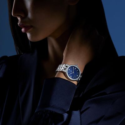 Die feminine Clair de Rose Linie von @tudorwatch  ist mit Zifferblättern in „TUDOR Blau“ ausgestattet. So bleibt sie den historischen ästhetischen Gestaltungsmerkmalen der Marke treu und verkörpert einen Stil, der ebenso grazil wie kühn ist. #TudorWatch #BornToDare #TudorBoutiqeKöln