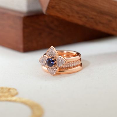 Mix it. Stack it. Love it. ✨💙
Die STAX Ringe stehen für moderne Klarheit und selbstbewussten Stil. Mit ihrem runden Profil setzen sie solo ein starkes Statement – im Stack entfalten sie ihre ganze Ausdruckskraft. Besonders faszinierend: die Variante mit drei Reihen weißer Diamanten, die das Licht aus jedem Winkel einfangen und pure Strahlkraft schenken.
Dazu ein Hauch Poesie: Der POPPY Ring mit funkelnden Diamantblättern und einem Herz aus Iolith bringt Farbe und feminine Leichtigkeit ins Spiel. Das tiefe Blau des Ioliths trifft auf zartes Funkeln – kraftvoll und zugleich romantisch.
Clean oder verspielt? Warum nicht beides. Mit @bronjewelry  geht das! 💎💫
#BronJewelry #FineDutchJewelry #JuwelierGadebusch #köln