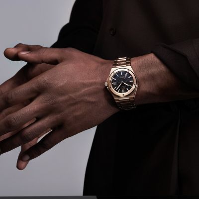 Die Ingenieur Automatic 40 fasziniert als erste vollständig aus 18 Karat Rotgold gefertigte Version der Kollektion. Satinierten und polierten Oberflächen verleihen ihr eine edle Tiefe, während das schwarze Zifferblatt mit Grid-Struktur den markanten Ingenieur-Look perfekt unterstreicht.
Goldappliken und vergoldete Zeiger mit Super-LumiNova® setzen klare Akzente, und durch den Saphirglasboden zeigt sich das Manufakturkaliber 32111 mit 120 Stunden Gangreserve.
Ein luxuriöses Stück Uhrmacherkunst und eine wundervolle Geschenkidee zu Weihnachten🎄✨
Ref.: IW328702 @iwcwatches  @iwcwatches_ger 
#IWCSchaffhausen #Ingenieur #JuwelierGadebusch #köln