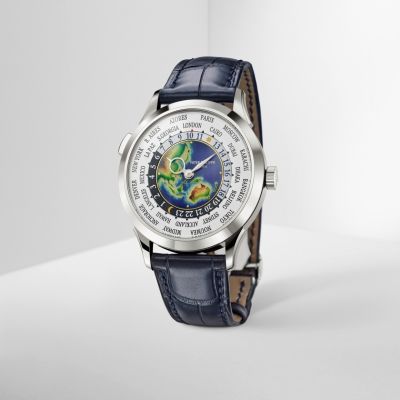 🌍 Weltzeit mit Seele – und Kunst in jedem Detail
Die @patekphilippe  Weltzeituhr in Weißgold ist mehr als eine Komplikation – sie ist eine Hommage.
Mit einer handgefertigten Cloisonné-Email-Karte Südostasiens und Ozeaniens zelebriert sie die Verbindung von hochauflösender Uhrmacherkunst und feinster Handwerkskultur.
Jeder Kontinent, jede Insel entsteht aus feinsten Goldfäden und schimmernden Grand-Feu-Emailfarben – ein Meisterwerk, das Zeit und Welt auf dem Zifferblatt vereint.
Für alle, die Schönheit in der Präzision entdecken. ✨
Ref.: 5231G-001
#PatekPhilippe #PatekTime #Complications #JuwelierGadebusch #köln