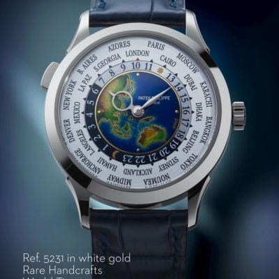 🌍 All the time in the world – vereint in einem Meisterwerk 🌍
Mit dieser außergewöhnlichen Rare Handcrafts World Time Uhr zollt @patekphilippe der Vielfalt und Dynamik Südostasiens und Ozeaniens Tribut. Im Zentrum: ein kunstvolles Zifferblatt aus Cloisonné-Email in Grand Feu-Technik, das diese faszinierende Region in feinster Handarbeit abbildet.
Das ultraflache Automatikkaliber 240 HU ermöglicht die gleichzeitige Anzeige aller 24 Zeitzonen – mit Tag-Nacht-Indikator und Stadtanzeige. Eingefasst in ein edles Weißgoldgehäuse, getragen am matten, marineblauen Alligatorlederband, ist diese Uhr ein echtes Statement globaler Eleganz und uhrmacherischer Kunst.
#PatekPhilippe #PatekTime #Complications #JuwelierGadebusch #köln