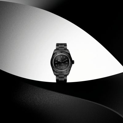Die Black Bay Ceramic – eine Revolution bei Komfort und Material: Mit einem neuen Armband aus Keramik, widerstandsfähig konzipiert und vornehm designt. Das 41-mm-Gehäuse aus mattschwarzer Keramik steht für eine kühne Entwicklung beim Tragekomfort. #TudorWatch #BornToDare #BlackBay #JuwelierGadebusch #Köln