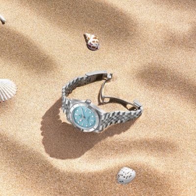 Sommerliche Momente am Wasser, begleitet von der Black Bay 54 „Lagoon Blue“. Ihr strukturiertes Zifferblatt spiegelt das besondere Lebensgefühl der Küste wider. #TudorWatch #BornToDare #DaringWatches #tudorboutiqueköln
