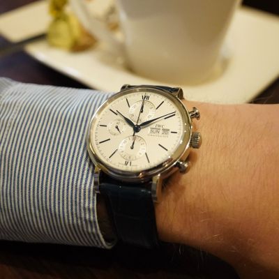 Tradition, Präzision und Stil vereint an Ihrem Handgelenk.
Der IWC Portofino Chronograph (Ref.: IW391037) vereint klassisches Design mit präziser Uhrmacherkunst. Das Edelstahlgehäuse, das argentéfarbene Zifferblatt und das edle blaue Alligatorlederband schaffen einen stilvollen Auftritt, während die markante Chronographenfunktion und der Automatikaufzug höchste Funktionalität bieten. @iwcwatches @iwcwatches_ger #IWCSchaffhausen #Portofino #JuwelierGadebusch #Köln