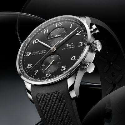 Seit 1998 zählt die Portugieser Chronograph zu den begehrtesten Modellen von IWC Schaffhausen. Ihr unverwechselbares Design verbindet nautische Tradition mit moderner Uhrmacherkunst und macht sie zu einer der bekanntesten Chronographen-Uhren ihrer Zeit.
Das tiefschwarze Zifferblatt, die applizierten arabischen Ziffern und die schlanken Feuille-Zeiger verleihen der Uhr eine klare, elegante Ästhetik. Die charakteristische Viertelsekundenskala auf dem Rehaut erinnert an ihre Wurzeln als nautisches Präzisionsinstrument und ermöglicht eine besonders exakte Zeitmessung.
@iwcwatches  @iwcwatches_ger 
#IWCwatches #IWCportugieser #JuwelierGadebusch #köln