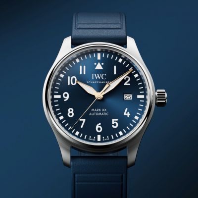 Klarheit, Präzision und eine Geschichte, die Generationen bewegt. ✈️💙
Die IWC Schaffhausen Pilot’s Watch Mark XX „Le Petit Prince“ verbindet das ikonische Design klassischer Fliegeruhren mit moderner Eleganz und technischer Perfektion.
Das tiefblaue Zifferblatt trifft auf ein hochwertiges Edelstahlgehäuse und wird durch ein sportliches blaues Kautschukband mit EasX-CHANGE®-System ergänzt – für maximalen Komfort und vielseitigen Stil. ⌚✨
Eine Uhr für alle, die Präzision lieben und sich von zeitlosen Geschichten inspirieren lassen.
@iwcwatches  @iwcwatches_ger 
#IWCwatches #IWCpilot #JuwelierGadebusch #köln