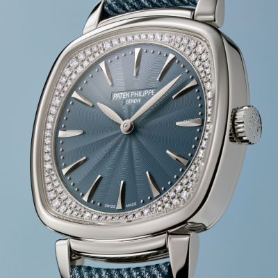 Zeitlose Eleganz, neu interpretiert. 

Die Gondolo Ladies First steht für die raffinierte Uhrmacherkunst von @patekphilippe  und verbindet feminine Eleganz mit einem zeitgemäßen Art-Déco-Einfluss.

Das weich konturierte, kissenförmige Gehäuse aus Weißgold trifft auf ein blau-graues Opalin-Zifferblatt mit konzentrischem Wellenrelief. Umrahmt von einer diamantbesetzten Lünette, wird die feine Ästhetik durch facettierte Stundenindizes und die charakteristischen, blattförmigen Weißgoldzeiger vollendet.#PatekPhilippe #Gondolo #JuwelierGadebusch #Köln