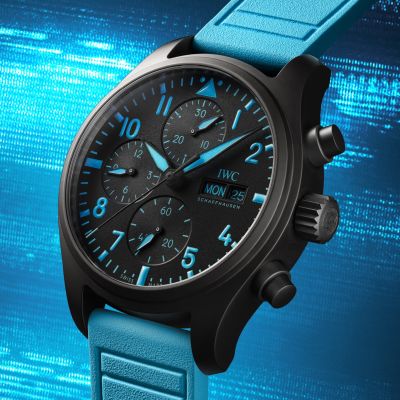 Mit der IWC Pilot’s Watch Chronograph 41 George Russell (Ref. IW389411) bringt IWC die Dynamik des Motorsports ans Handgelenk.
Das auf 1.063 Exemplare weltweit limitierte Sondermodell kombiniert ein markantes Gehäuse aus schwarzer Zirkonoxidkeramik mit Krone und Drückern aus Ceratanium®. Die blauen Akzente auf Zifferblatt und Kautschukarmband sind vom ikonischen Helm von George Russell inspiriert und stehen für Ruhe unter Druck sowie Entschlossenheit im entscheidenden Moment.
Ein besonderes Detail: Die Titanboden-Gravur „63“ erinnert an die Startnummer, die George Russell seit Beginn seiner Karriere begleitet.
Ein Zeitmesser für alle, die Performance und Exklusivität schätzen.
@iwcwatches  @iwcwatches_ger 
#IWCwatches #IWCpilot #JuwelierGadebusch #köln