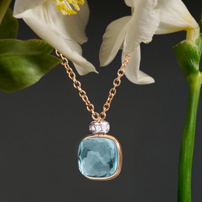 Die Nudo Classic Halskette von @pomellato  verzaubert mit einem faszinierenden Anhänger aus 18K Rosé- und Weißgold. Im Mittelpunkt: ein himmelblauer Topas, dessen Leuchtkraft durch den einzigartigen Clessidra-Schliff intensiviert wird – begleitet von funkelnden weißen Diamanten, die jedes Lichtspiel perfekt unterstreichen.
Zwei Edelsteine, nahtlos vereint, umschlossen von einem feinen Goldband – für ein Farbenspiel, das sich mit jeder Bewegung neu entfaltet. 💎
Ein Schmuckstück, das nicht nur glänzt, sondern Emotionen weckt.
#Pomellato #Nudo #NudoClassic #JuwelierGadebusch #köln