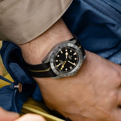 Erleben Sie die Black Bay Pro von @tudorwatch mit einem satinierten Edelstahlgehäuse von 39 mm und dem COSC-zertifizierten Manufakturwerk Kaliber MT5652. #TudorWatch #BornToDare #BlackBayPro #JuwelierGadebusch #Köln
