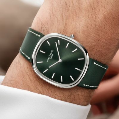 Zeitlos. Präzise. Charakterstark.
Die @patekphilippe  Golden Ellipse steht für eine Ästhetik jenseits kurzlebiger Trends. Ihr Weißgoldgehäuse greift mit seinen Proportionen den Goldenen Schnitt auf – eine subtile Formensprache, die seit den 1970er-Jahren fasziniert.
Das sonnenstrahlende, olivgrüne Zifferblatt spielt mit Licht und Tiefe. Applizierte Stundenmarkierungen, cheveu-Zeiger aus Weißgold und ein glänzendes Kalbslederband in Olivgrün vollenden den eleganten Auftritt.
Mit nur 5,9 mm Höhe ist sie die flachste Uhr der Kollektion – und ein Statement für Männer, die Understatement zu schätzen wissen.
Weniger Volumen. Mehr Charakter.
#PatekPhilippe #PatekTime #GoldenEllipse #JuwelierGadebusch #köln