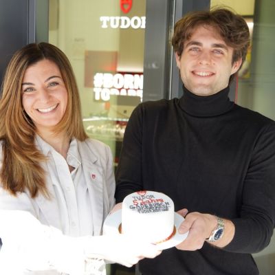 5 Jahre Tudor Boutique.🎉

Seit fünf Jahren dürfen wir unsere Leidenschaft für Präzison, Stil und außergewöhnliche Zeitmesser mit Ihnen teilen. Dieser Weg wäre ohne unsere großartigen Kunden nicht möglich gewesen. ⌚️

Danke für Ihr Vertrauen, Ihre Treue und dafür, dass Sie uns auf dieser Reise begleitet haben. Auf viele weitere gemeinsame Jahre und besondere Momente. ❤️ 

#TudorBoutique #JuwelierGadebusch #Köln