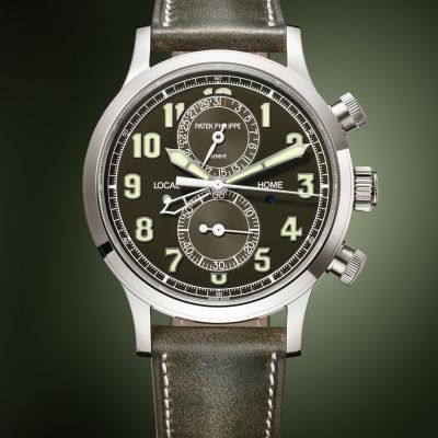 Das erste Chronographenmodell von @patekphilippe  in der Uhrenlinie Calatrava Pilot wurde 2023 auf den Markt gebracht und besticht durch eine originelle und unverwechselbare Ästhetik in zwei Weißgoldversionen: Referenz 5924G-001 mit einem blaugrauen Zifferblatt mit Sonnenschliff und einem genarbten marineblauen Kalbslederarmband sowie Referenz 5924G-010 mit einem lackierten khakigrünen Zifferblatt und einem olivgrünen Kalbslederarmband mit „Vintage“-Finish.
#PatekPhilippe #PatekTime #Calatrave #JuwelierGadebusch #köln