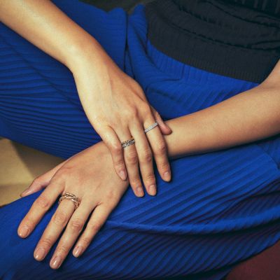 Die Corda Ringe von @grimaldofirenze  zelebrieren pures Gold in seiner ursprünglichsten Form. Klar, kraftvoll und zeitlos spiegeln sie die Wurzeln der Goldschmiedekunst wider – klassisch gedacht, modern interpretiert.
Ob als Classic Ring in Gelb- oder Weißgold, als ausdrucksstarker Maxi Ring in warmem Roségold oder als luxuriöse Variante mit funkelnden weißen Diamanten: Corda steht für ein intensives Materialerlebnis und souveräne Eleganz.
✨ Reduziert im Design aber gleichzeitig stark im Ausdruck.
Ringe für alle, die zeitlose Ästhetik lieben.💛🤍🩷
#GrimaldoFirenze #CordaCollection #JuwelierGadebusch #köln