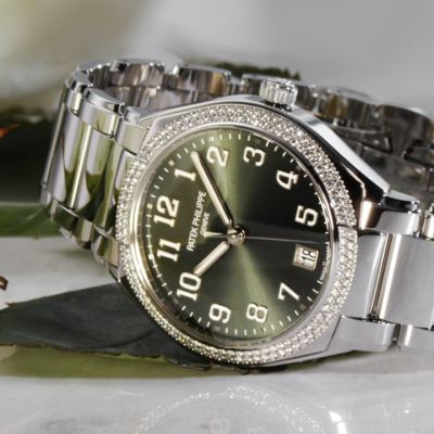 💚 Modern. Zeitlos. Unverwechselbar.
Die @patekphilippe  Twenty~4 Automatic verbindet stilvolle Eleganz mit der Dynamik eines modernen Lebensstils. Ihr olivgrünes Sonnenschliff-Zifferblatt zieht die Blicke auf sich, während 160 funkelnde Diamanten auf der Lünette bei jeder Bewegung faszinierende Lichtreflexe entstehen lassen. ✨💎
Das vollständig handpolierte Edelstahlarmband ergänzt das elegante Design perfekt und macht diese Ikone zu einer stilvollen Begleiterin – vom Alltag bis zu besonderen Momenten.
Ein Zeitmesser für Frauen, die Luxus mit Selbstverständlichkeit tragen und zeitlose Eleganz lieben.
#PatekPhilippe #PatekTime #Twenty4 #JuwelierGadebusch #köln