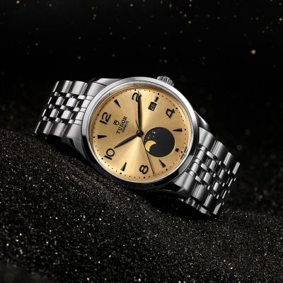 Lassen Sie sich von der Genauigkeit der Mondphasen­anzeige der @tudorwatch  1926 Luna beeindrucken, deren stilisierte Mondscheibe hinter einem mit größter Sorgfalt verarbeiteten Ausschnitt in Wolkenform scheinbar ab- und zunimmt. #TudorWatch #BornToDare #TudorBoutiqueKöln