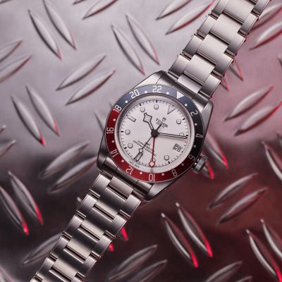 Erleben Sie die Black Bay GMT mit einem 41-mm-Edelstahlgehäuse und dem COSC-zertifizierten Manufakturwerk Kaliber MT5652.
@tudorwatch
#TudorWatch #BornToDare #BlackBayGmt #TudorBoutiqueKöln